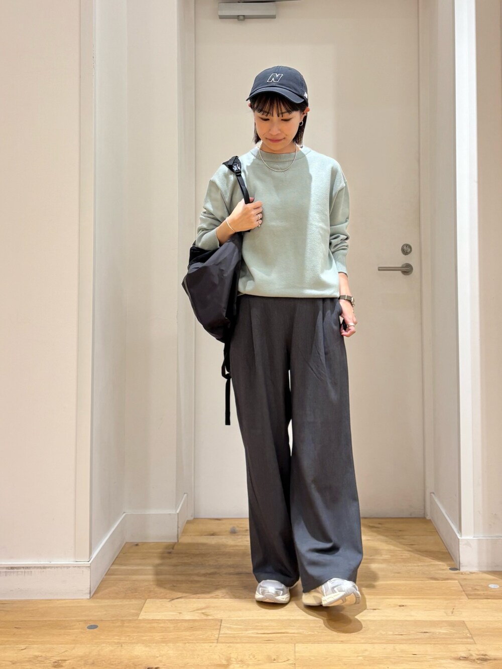 ブラック系のバックパック/リュック、グレー系のスニーカー、グレー系のその他パンツを着用したレディースの秋コーディネートの3枚目の写真