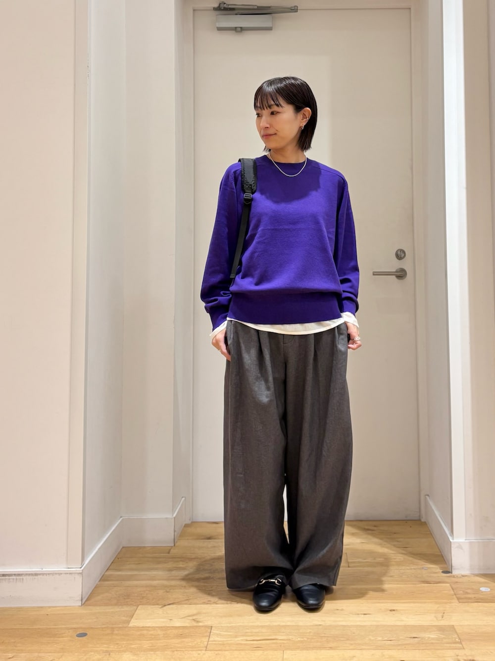 パープル系のニット/セーター、グリーン系のその他パンツ、ブラック系のパンプスを着用したレディースの秋コーディネートの4枚目の写真