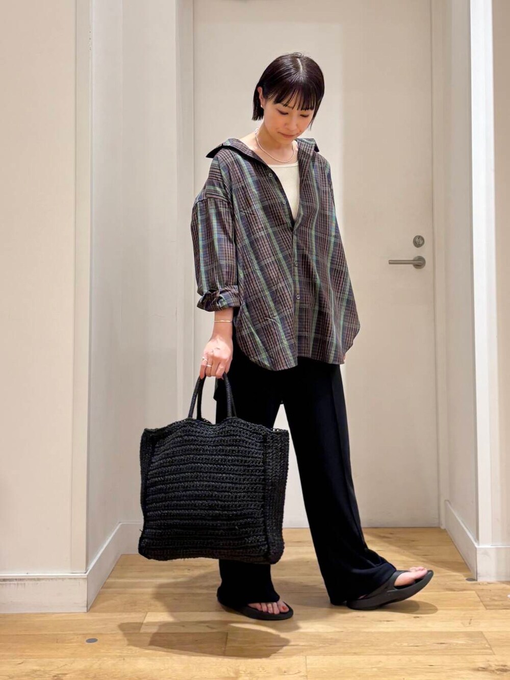 ブラック系のトートバッグ、ブラック系のサンダル、ブラウン系のシャツ/ブラウスを着用したレディースの夏コーディネートの4枚目の写真