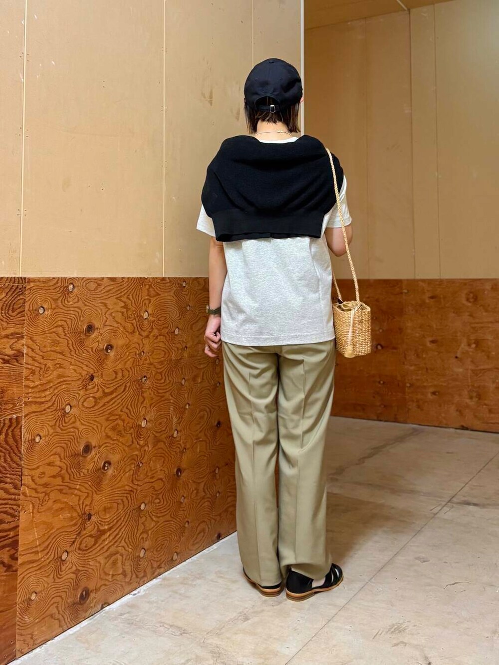 ブラック系のカーディガン/ボレロ、ブラック系のサンダル、ベージュ系のショルダーバッグを着用したレディースの春コーディネートの5枚目の写真