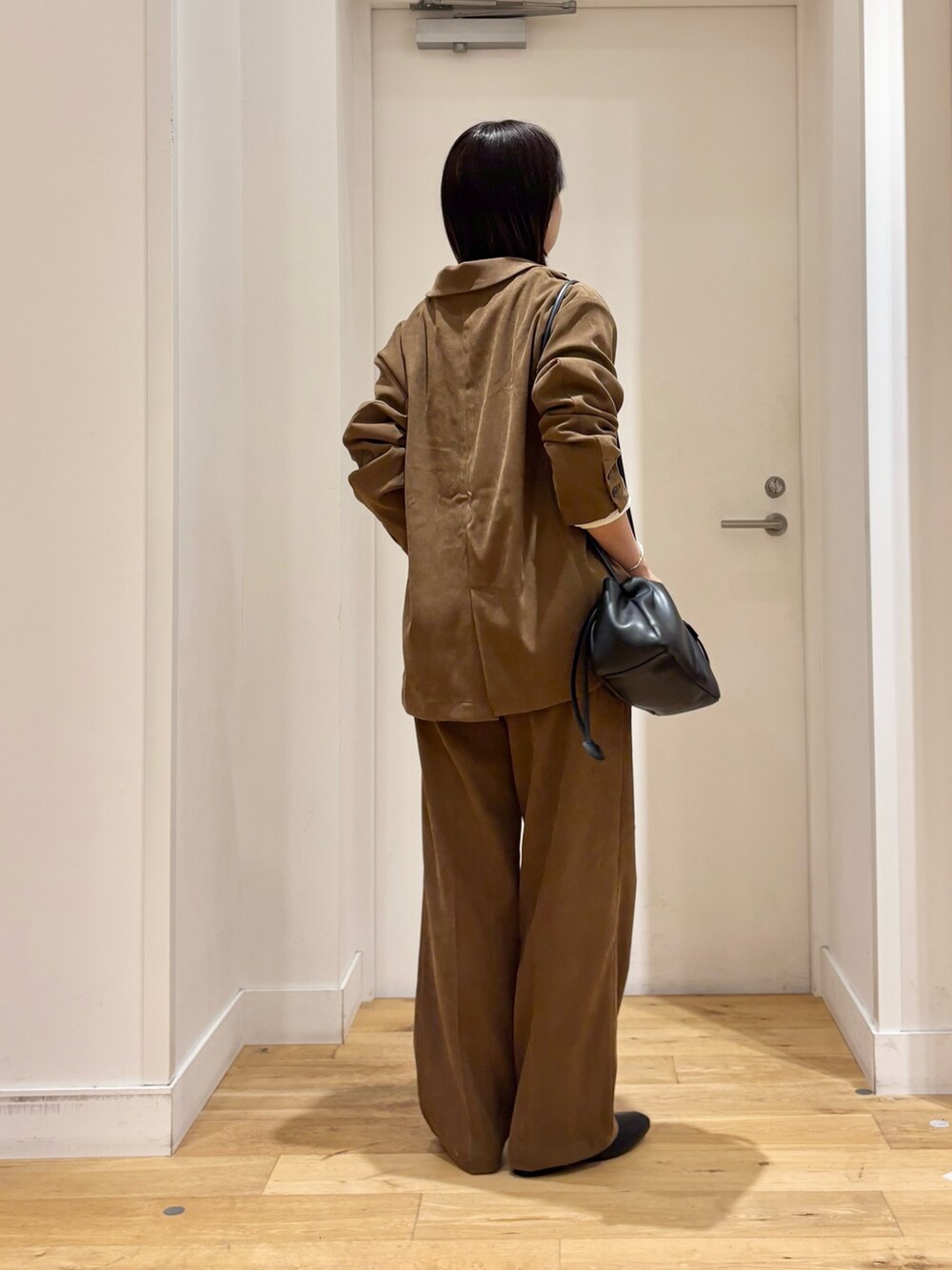 ベージュ系のその他アウター、ホワイト系のTシャツ/カットソー、ベージュ系のその他パンツを着用したレディースの秋コーディネートの6枚目の写真