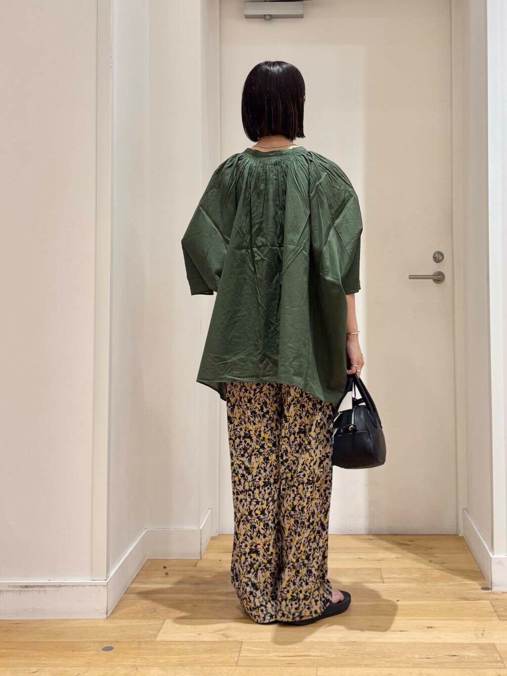 ブラック系のサンダル、グリーン系のシャツ/ブラウス、ベージュ系のその他パンツを着用したレディースの夏コーディネートの4枚目の写真