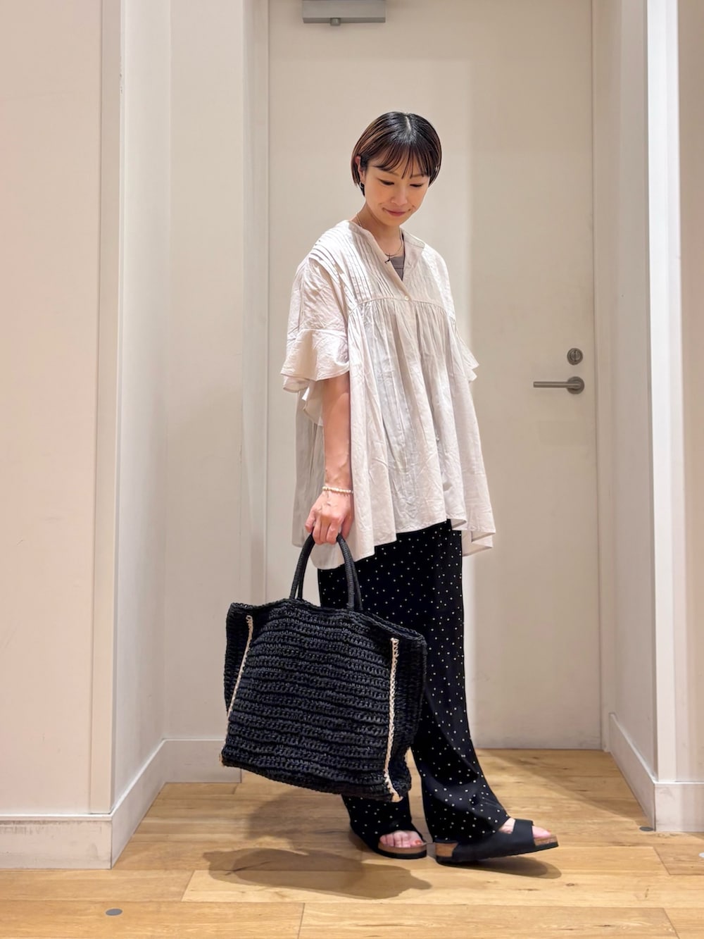 グレー系のシャツ/ブラウス、ブラック系のその他パンツ、ブラック系のトートバッグを着用したレディースの夏コーディネートの5枚目の写真