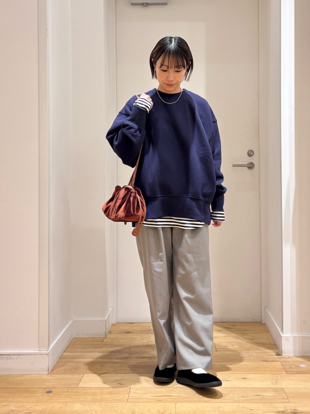 ブルー系のスウェット、グレー系のその他パンツ、ブラック系のその他シューズを着用したレディースの冬コーディネートの2枚目の写真