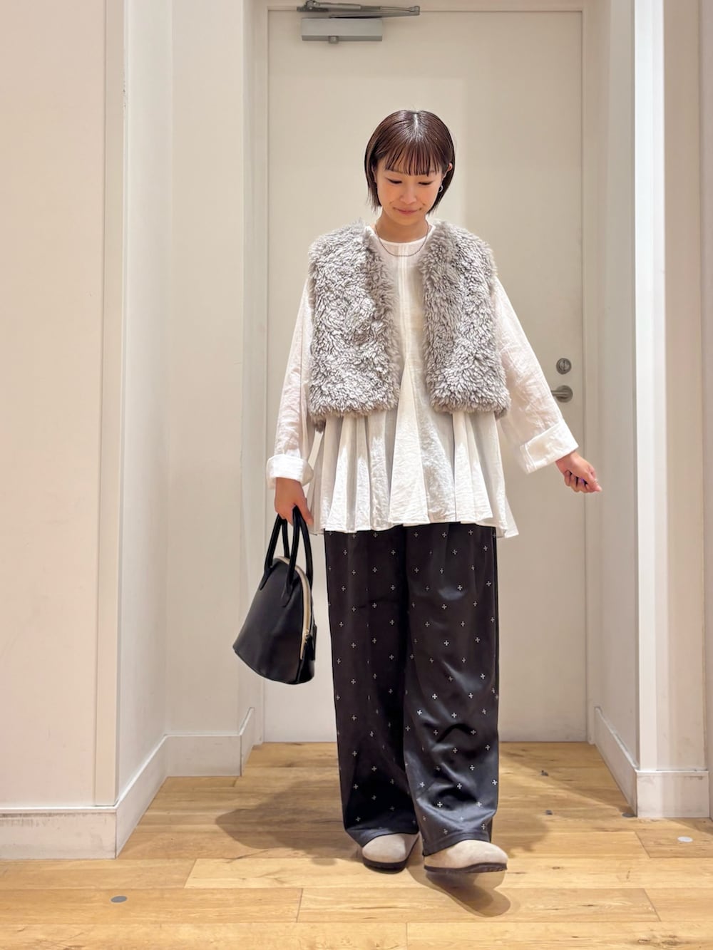 ホワイト系のシャツ/ブラウス、ブラック系のハンドバッグ、ベージュ系のその他シューズを着用したレディースの秋コーディネートの3枚目の写真