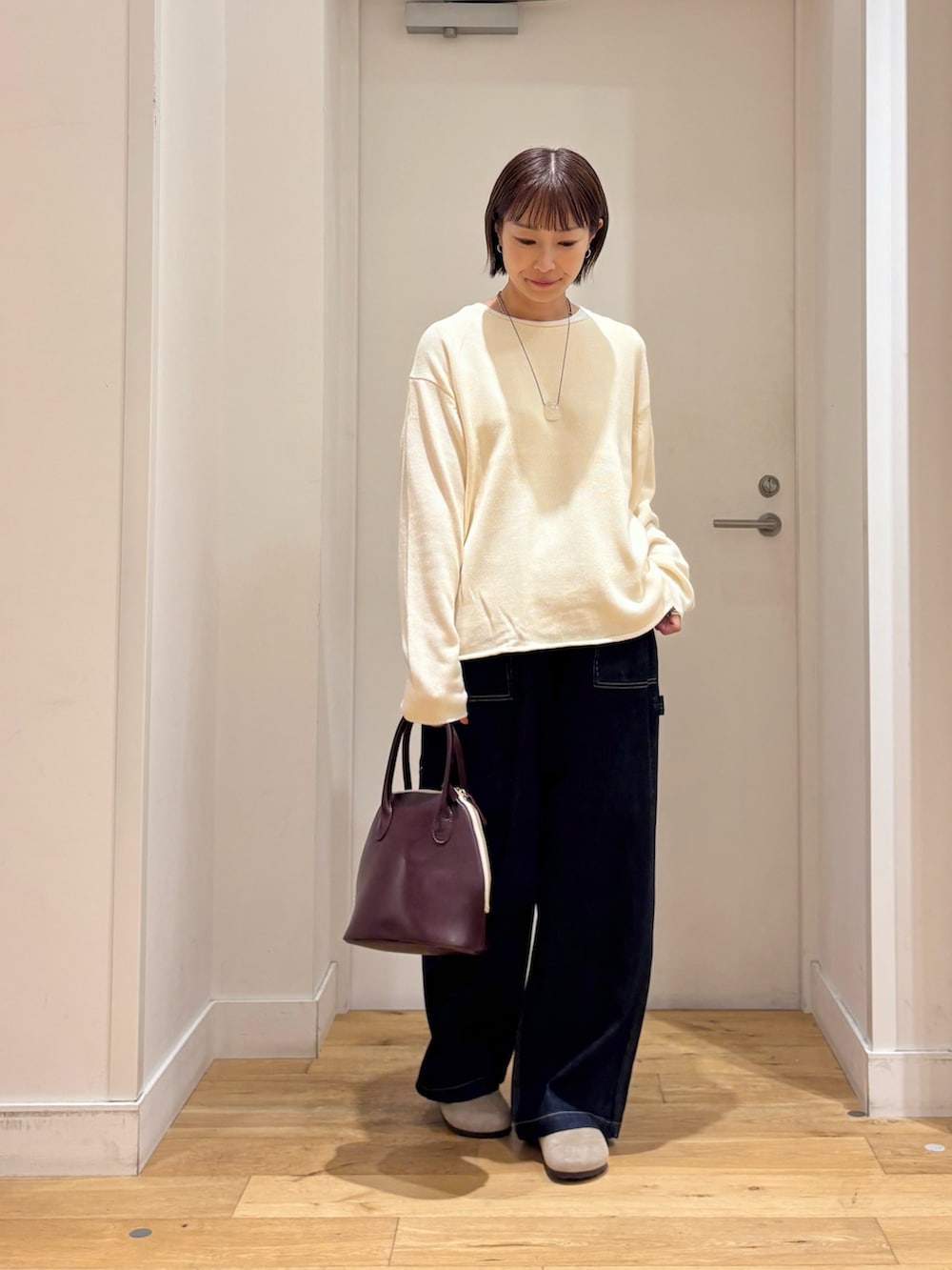 ホワイト系のニット/セーター、ブルー系のデニムパンツ、ベージュ系のその他シューズを着用したレディースの秋コーディネートの3枚目の写真