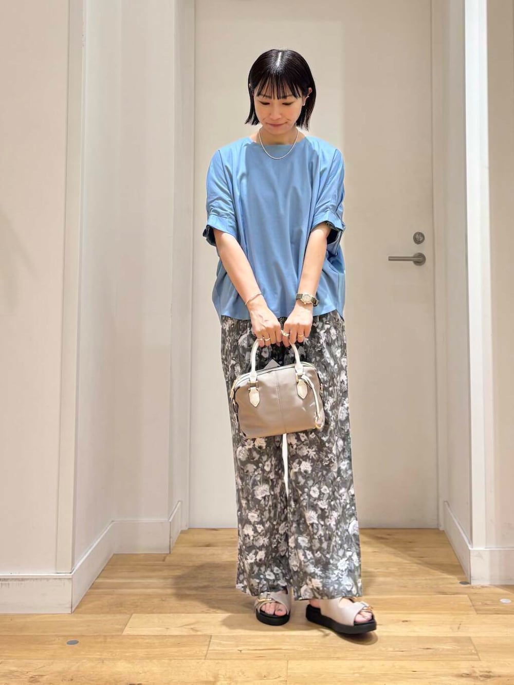 「シンプル、大人カジュアル、カジュアル、Tシャツ、urbanresearchdoors、イージーパンツ、ママコーデ、きれいめカジュアル、カジュアルコーデ、フラワープリント、低身長、アーバンリサーチドアーズ、doors、柄物、ドアーズ」｜「URBAN RESEARCH DOORSの『イージーケア』フラワープリントイージーパンツ（その他パンツ、グレー系）」を使った、imari さん（レディース・156cm）の夏コーディネートの2枚目の写真