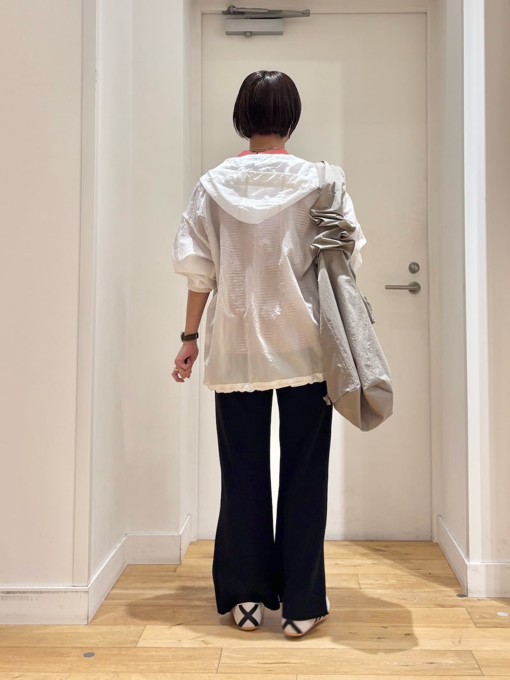 ホワイト系のパーカー、ブラック系のその他パンツ、ピンク系のTシャツ/カットソーを着用したレディースの春コーディネートの5枚目の写真