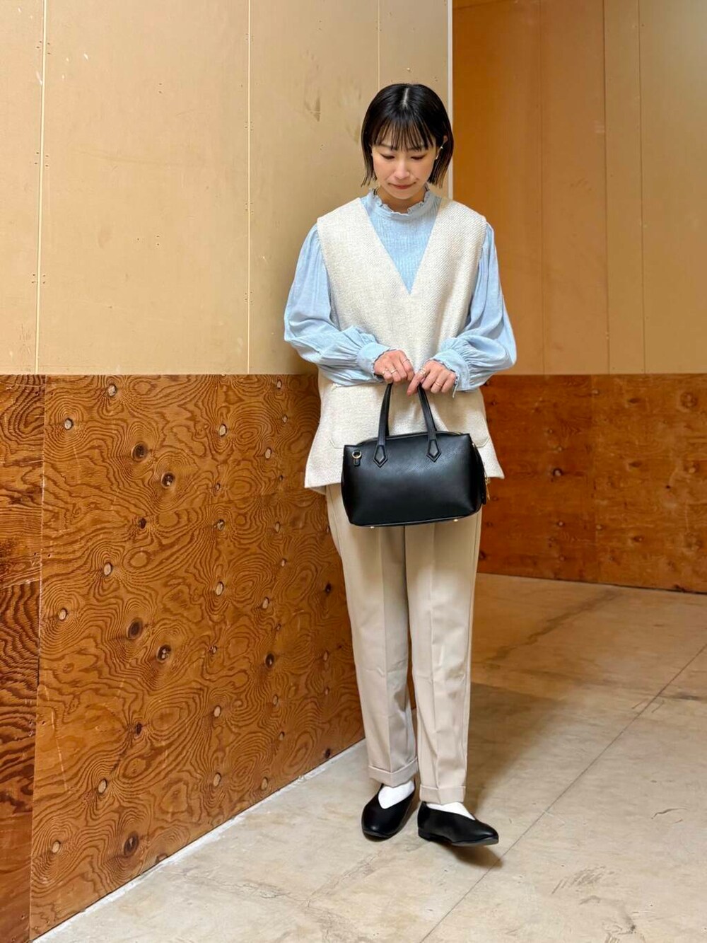 ブルー系のシャツ/ブラウス、ベージュ系のベスト、ベージュ系のその他パンツを着用したレディースの春コーディネートの4枚目の写真