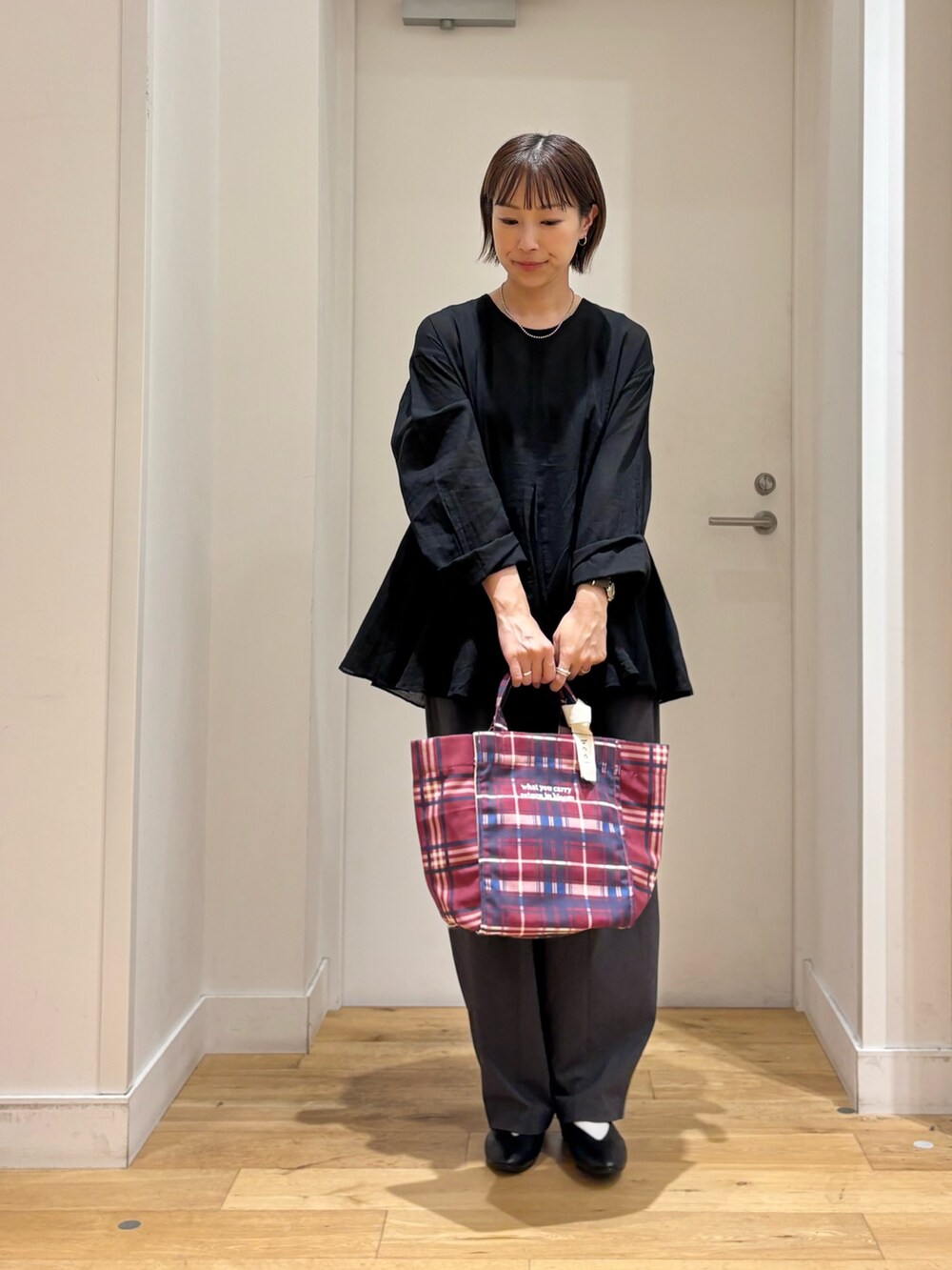 ブラック系のシャツ/ブラウス、グレー系のその他パンツ、ブラック系のパンプスを着用したレディースの秋コーディネートの3枚目の写真