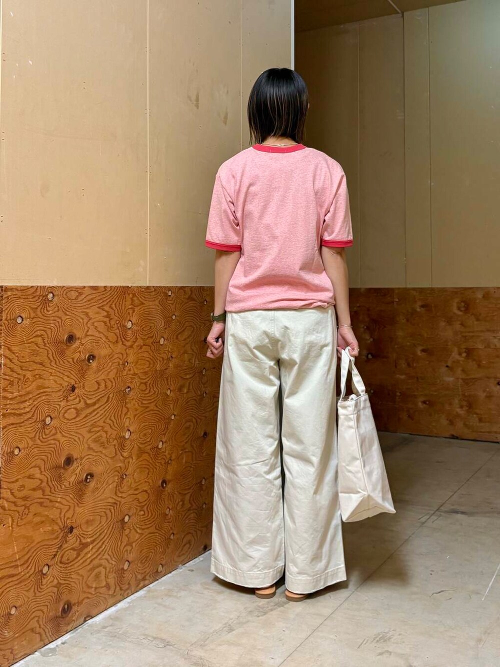 ホワイト系のその他パンツ、ホワイト系のサンダルを着用したレディースの春コーディネートの6枚目の写真