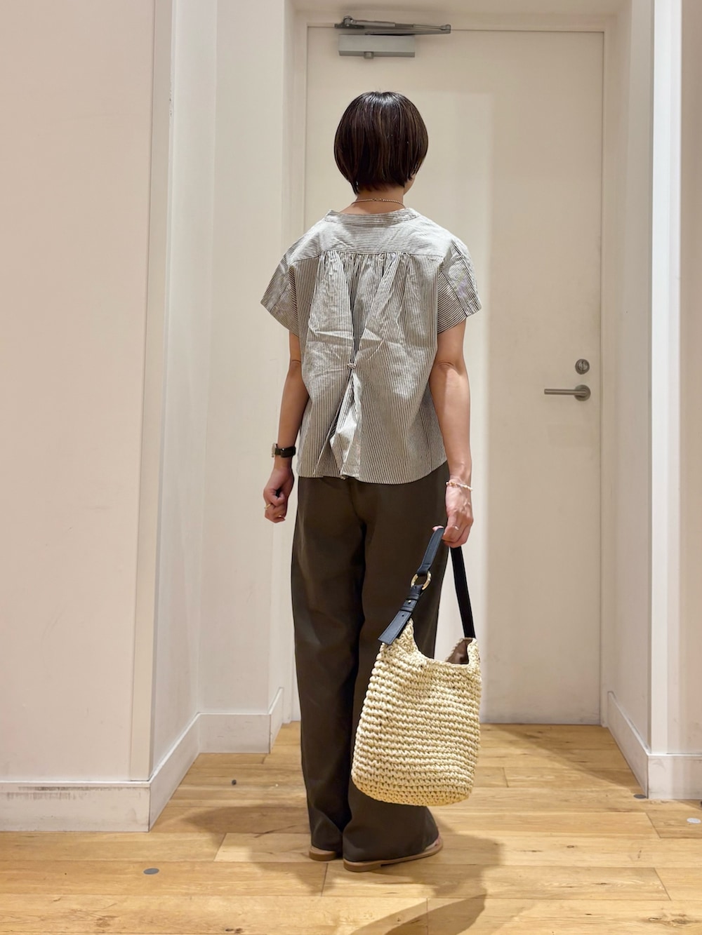 ブラック系のシャツ/ブラウス、グリーン系のその他パンツ、ベージュ系のトートバッグを着用したレディースの夏コーディネートの5枚目の写真