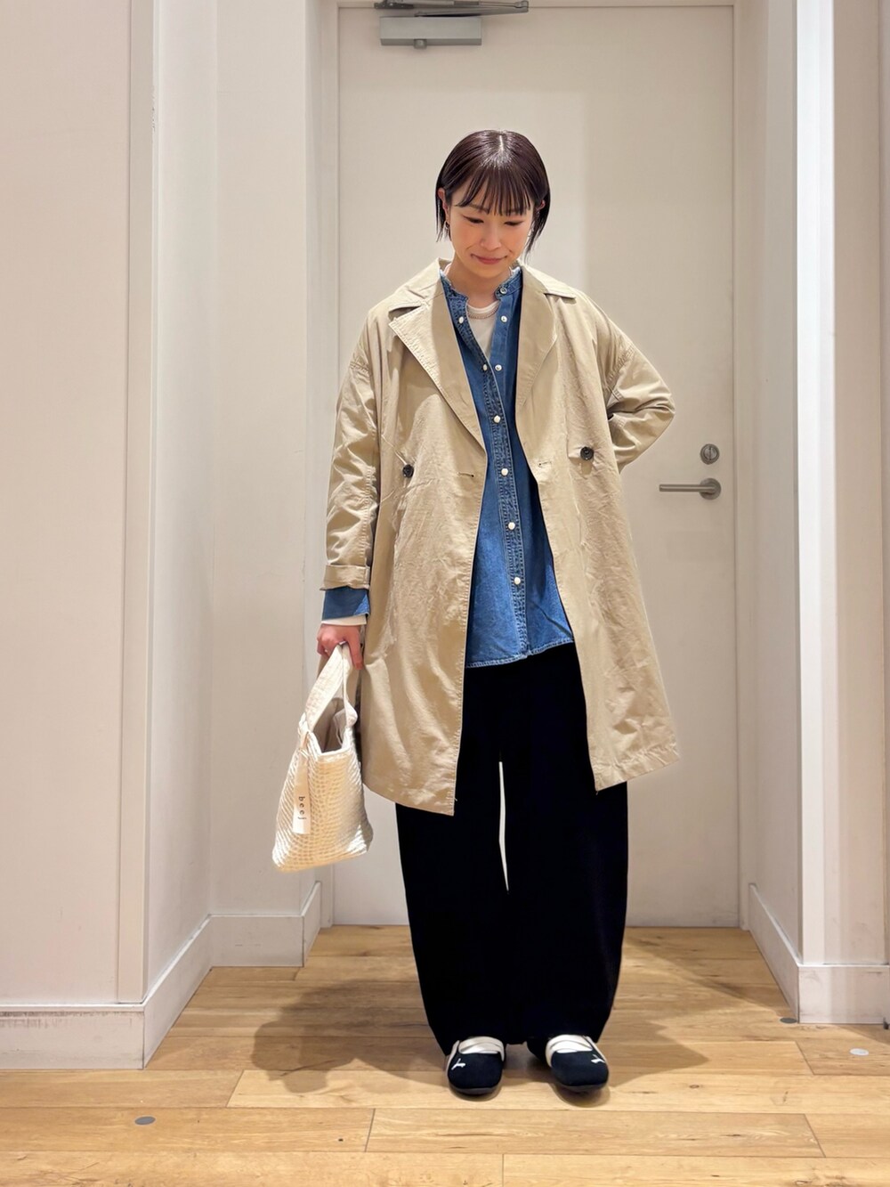 ブラック系のその他パンツ、ブルー系のシャツ/ブラウス、ベージュ系のその他アウターを着用したレディースの春コーディネートの2枚目の写真