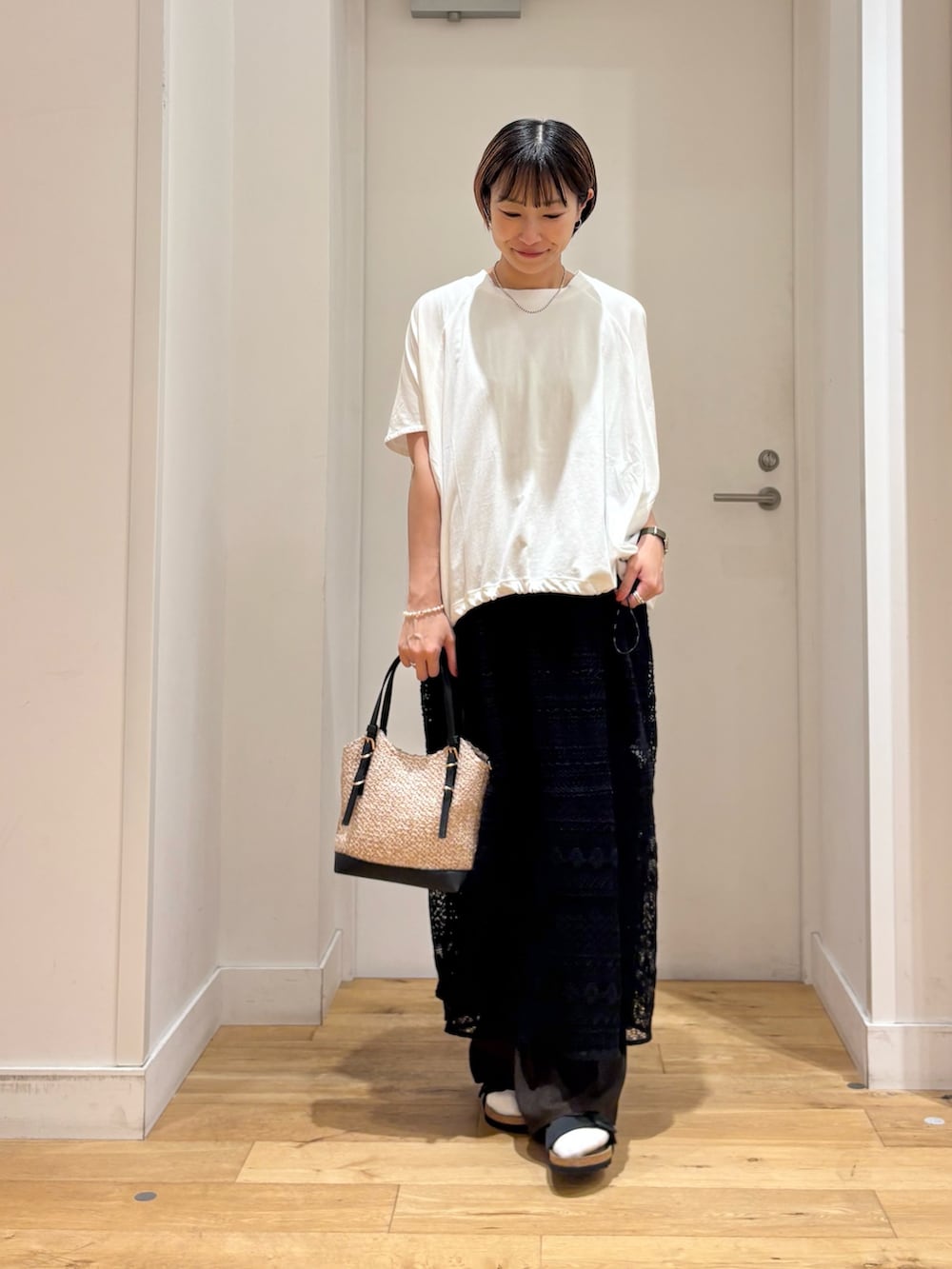 ホワイト系のTシャツ/カットソー、ブラック系のショルダーバッグ、ブラック系のワンピースを着用したレディースの夏コーディネートの3枚目の写真