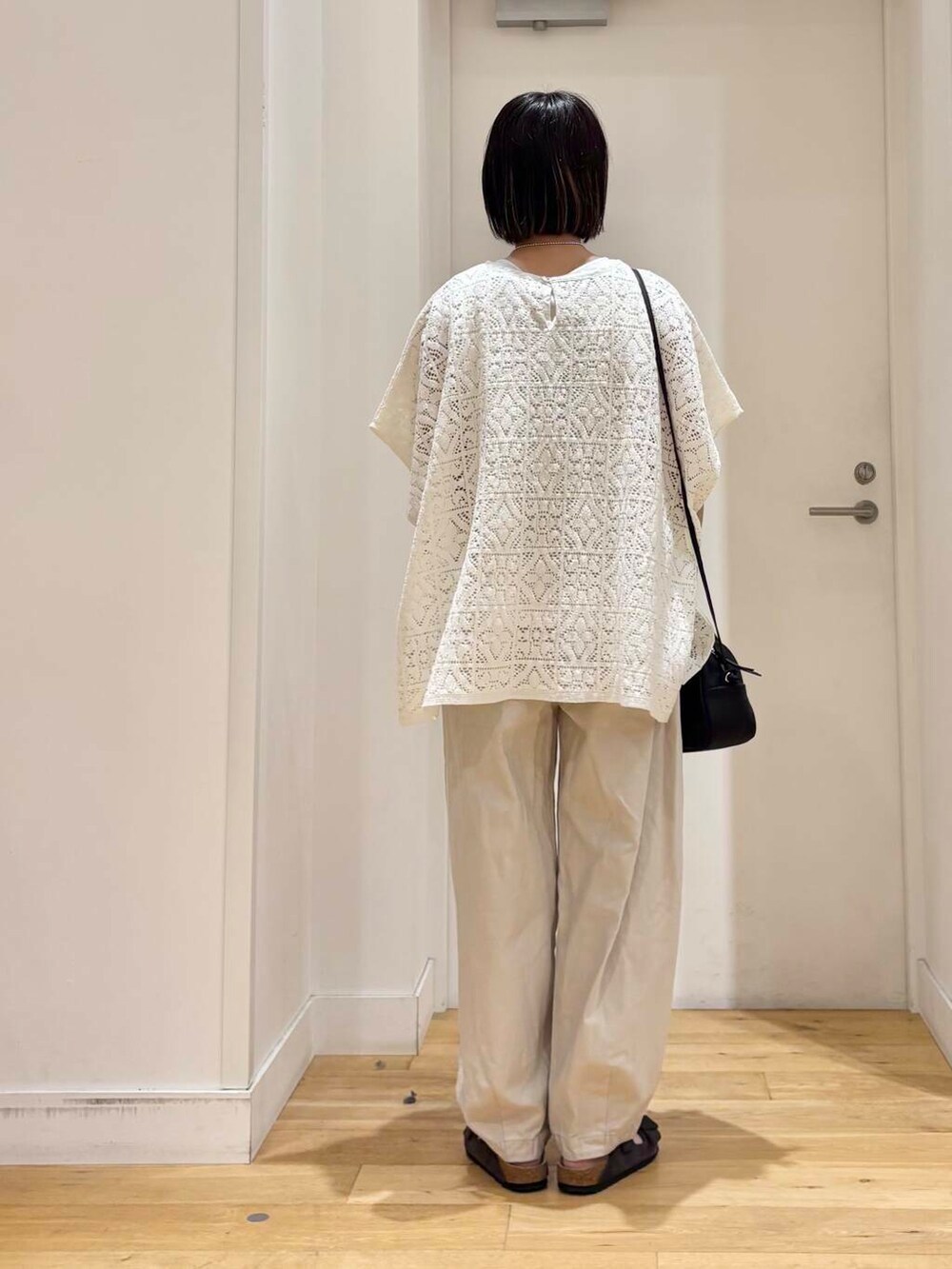 グレー系のその他パンツ、グレー系のサンダル、ホワイト系のTシャツ/カットソーを着用したレディースの夏コーディネートの5枚目の写真