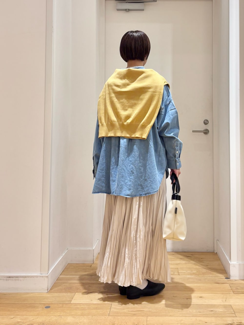 ブルー系のシャツ/ブラウス、ホワイト系のスカート、ブラック系のその他シューズを着用したレディースの冬コーディネートの6枚目の写真