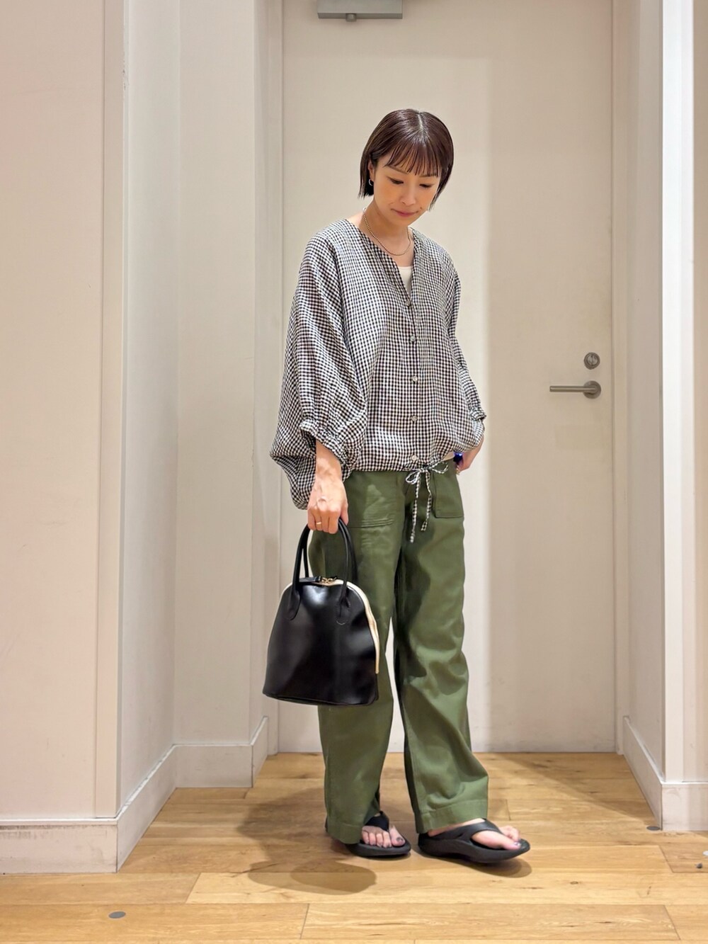 その他のシャツ/ブラウス、グリーン系のその他パンツ、ブラック系のハンドバッグを着用したレディースの夏コーディネートの6枚目の写真