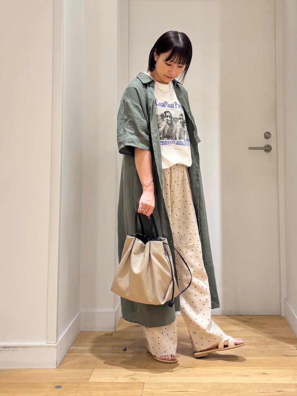 「シンプル、ワンピース、大人カジュアル、カジュアル、Tシャツ、urbanresearchdoors、ママコーデ、きれいめカジュアル、カジュアルコーデ、ドット、低身長、アーバンリサーチドアーズ、リネン、doors、柄物」｜「RODE SKOのウォッシャブルミニショルダーバッグ（ショルダーバッグ、ベージュ系）」を使った、imari さん（レディース・156cm）の夏コーディネートの3枚目の写真