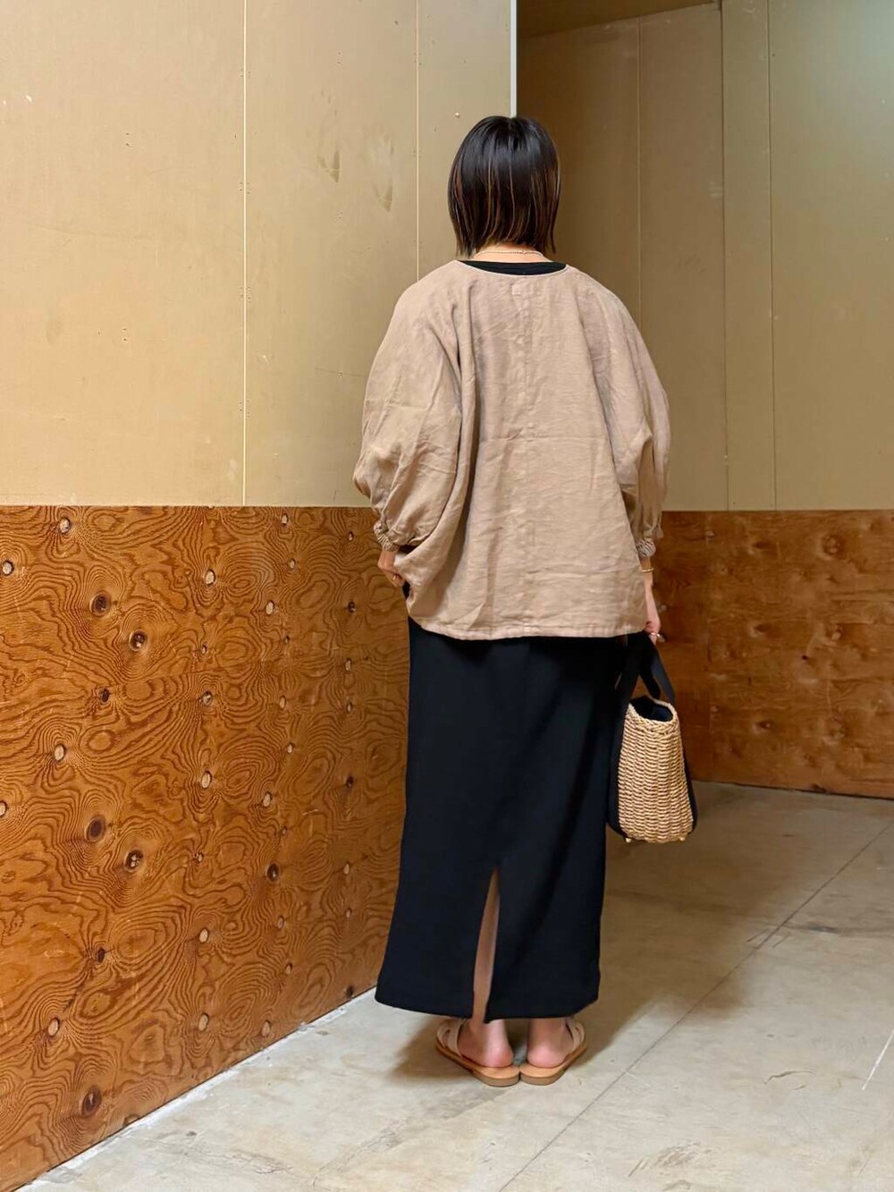 「シンプル、ワンピース、大人カジュアル、カジュアル、urbanresearchdoors、ママコーデ、きれいめカジュアル、カジュアルコーデ、ブラウス、低身長、アーバンリサーチドアーズ、リネン、newarrival、doors、ドアーズ」｜「RODE SKOのナチュラルカゴバッグ（ハンドバッグ、ベージュ系）」を使った、imari さん（レディース・156cm）の春コーディネートの6枚目の写真