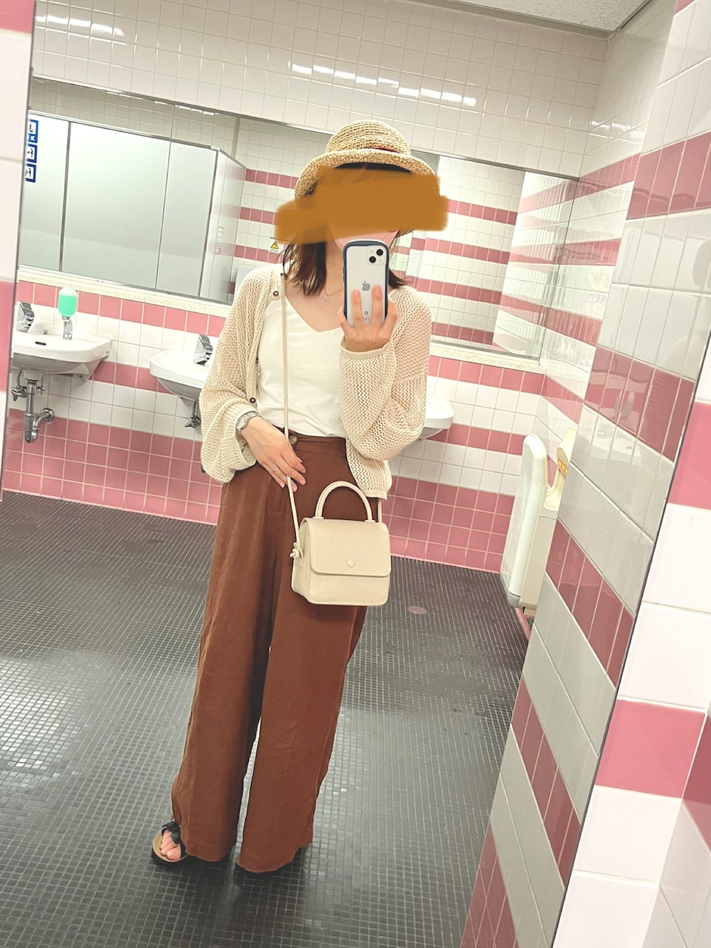 ベージュ系のカーディガン/ボレロ、ブラウン系のその他パンツ、ホワイト系のキャミソールを着用したレディースの夏コーディネートの2枚目の写真