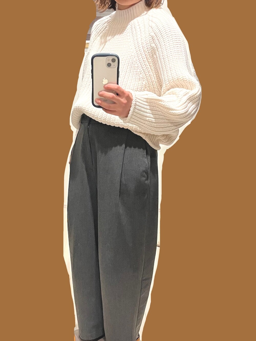 ベージュ系のジャケット/アウター、ホワイト系のニット/セーター、グレー系のパンツを着用したレディースの冬コーディネートの2枚目の写真