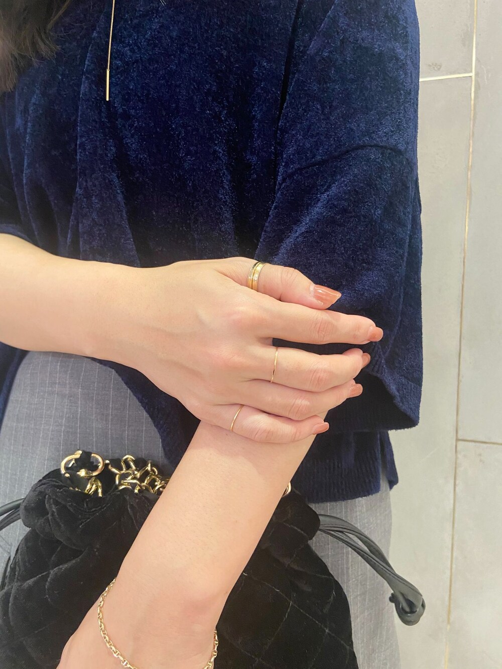 その他のスラックス、その他のスカート、ブルー系のニット/セーターを着用したレディースの夏コーディネートの5枚目の写真