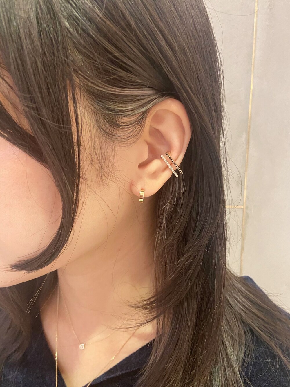 その他のスラックス、その他のスカート、ブルー系のニット/セーターを着用したレディースの夏コーディネートの2枚目の写真