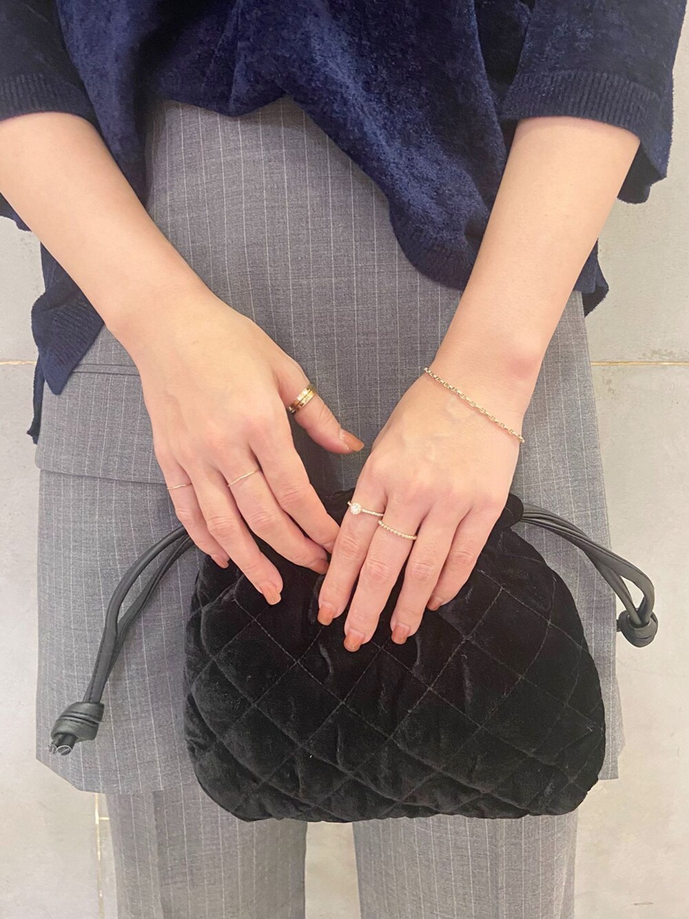 その他のスラックス、その他のスカート、ブルー系のニット/セーターを着用したレディースの夏コーディネートの6枚目の写真