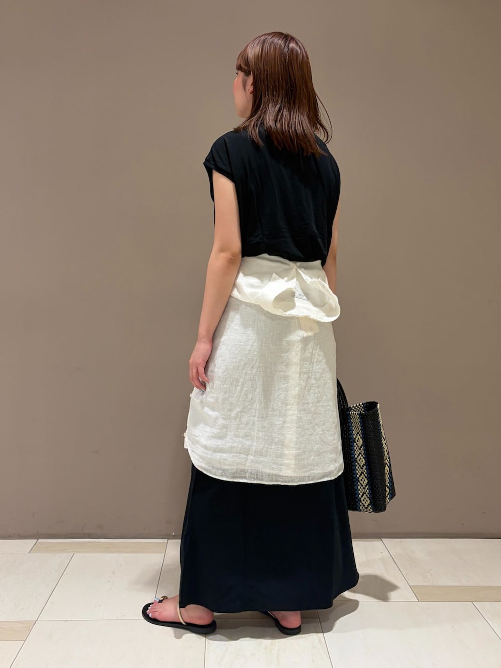 ブラック系のTシャツ/カットソー、ホワイト系のシャツ/ブラウス、ブルー系のトートバッグを着用したレディースの夏コーディネートの2枚目の写真