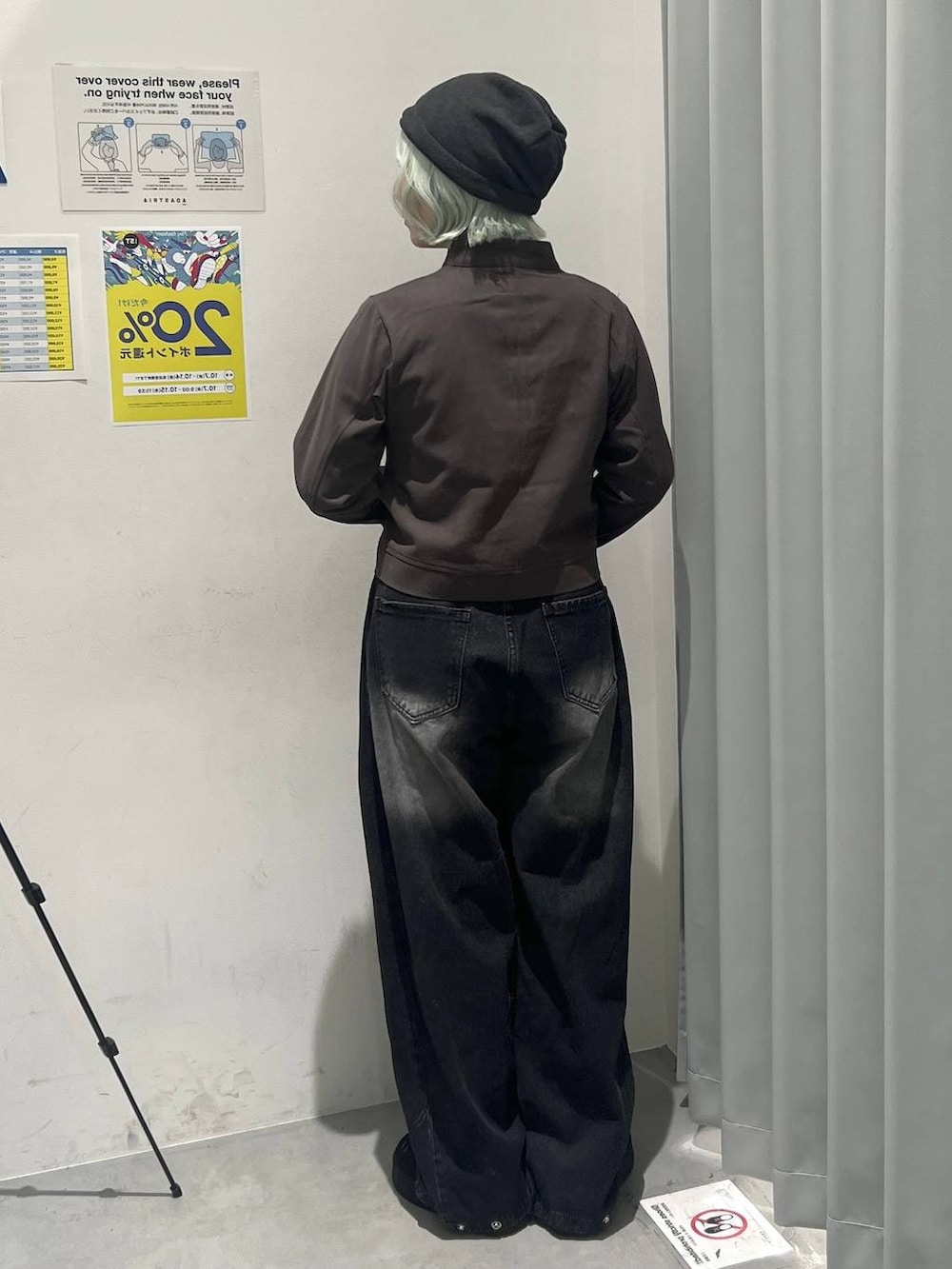グレー系のミリタリージャケット、ブラック系のデニムパンツ、ブラック系のスリッポンを着用したレディースの秋コーディネートの2枚目の写真