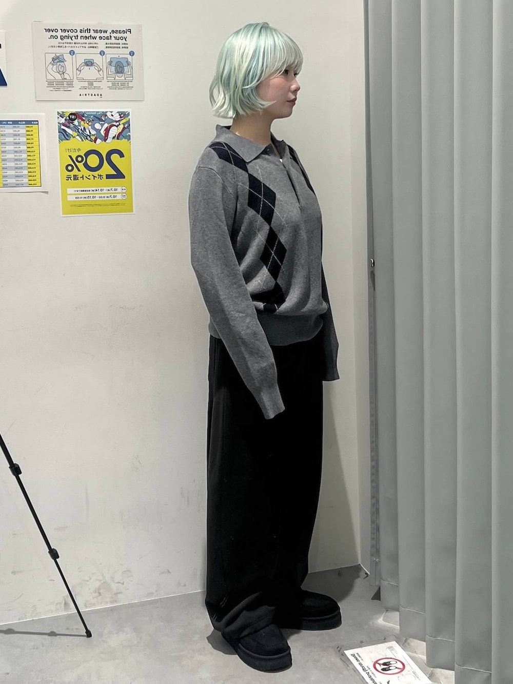 ブラック系のスウェットパンツ、グレー系のニット/セーター、ブラック系のスリッポンを着用したレディースの秋コーディネートの3枚目の写真