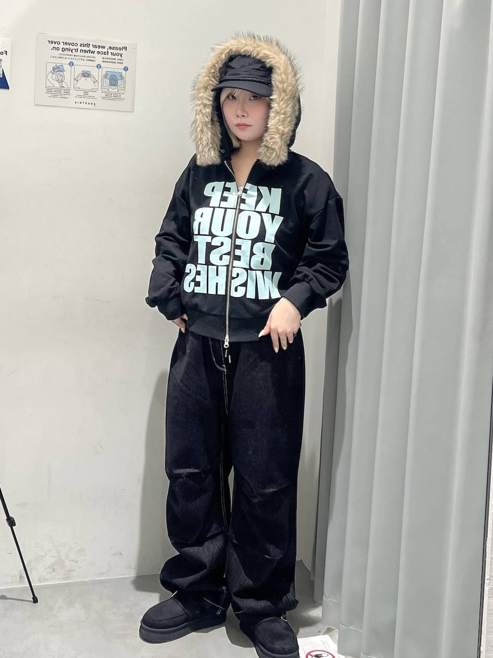 ブラック系のパーカー、ブラック系のデニムパンツ、ブラック系のスリッポンを着用したレディースの秋コーディネートの4枚目の写真