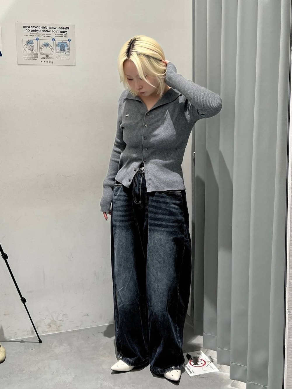 グレー系のカーディガン/ボレロ、ブラック系のデニムパンツを着用したレディースの秋コーディネートの2枚目の写真