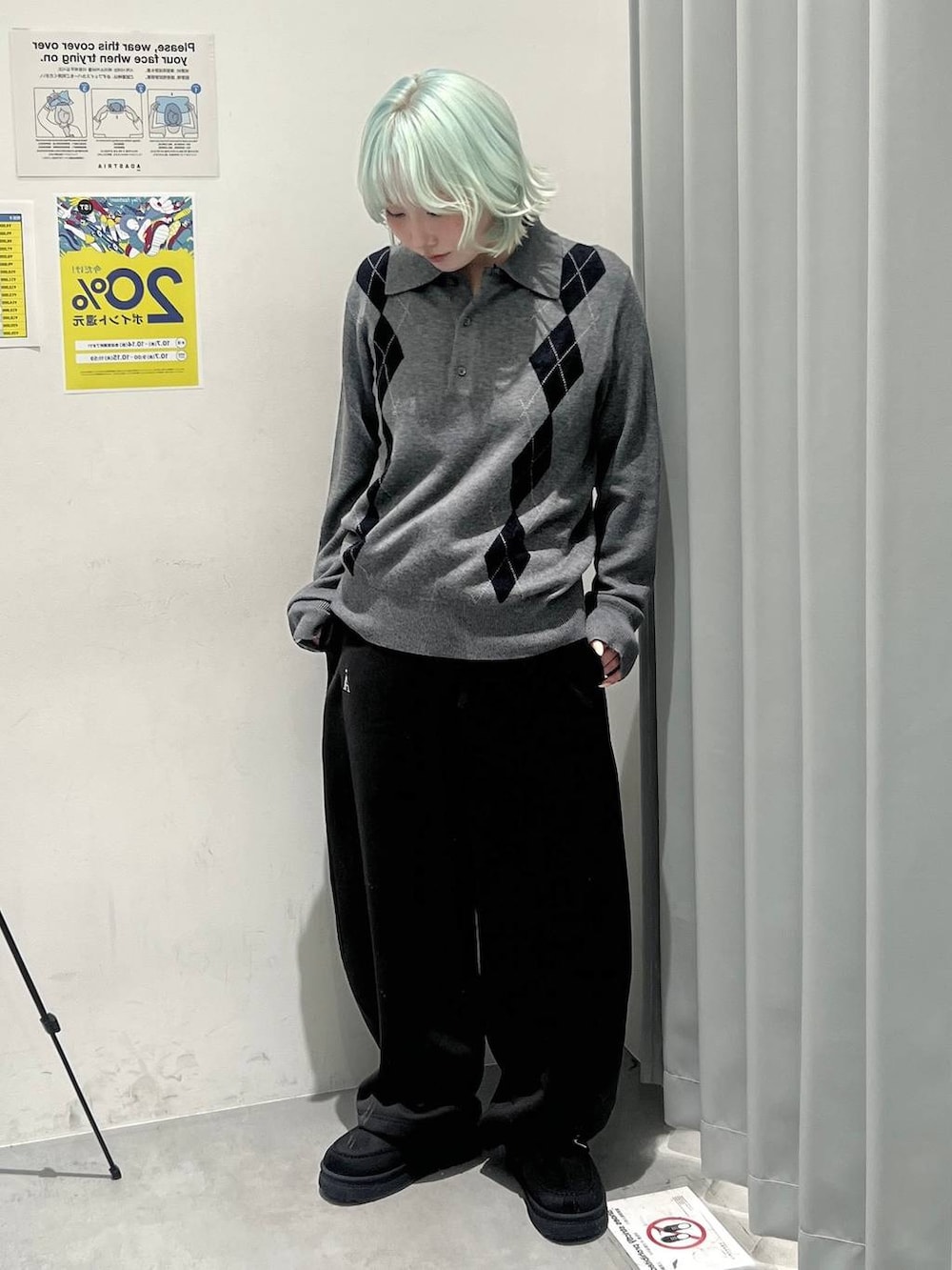 ブラック系のスウェットパンツ、グレー系のニット/セーター、ブラック系のスリッポンを着用したレディースの秋コーディネートの5枚目の写真