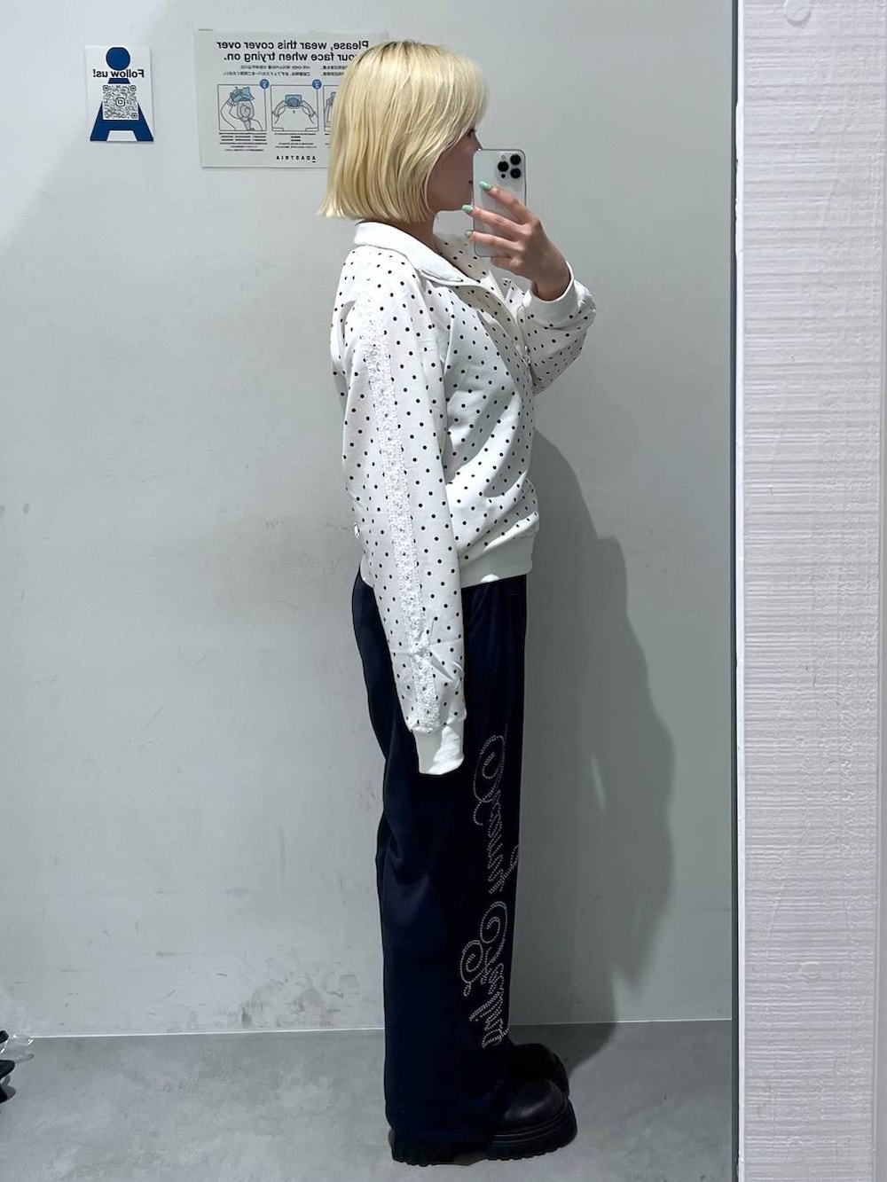 ブルー系のスウェットパンツを着用したレディースの秋コーディネートの3枚目の写真