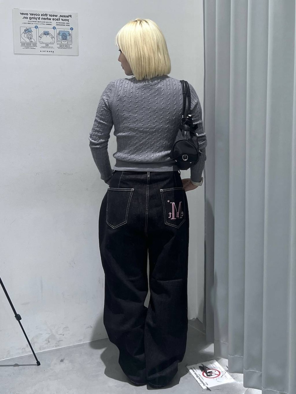 グレー系のカーディガン/ボレロ、ブラック系のデニムパンツを着用したレディースの秋コーディネートの4枚目の写真