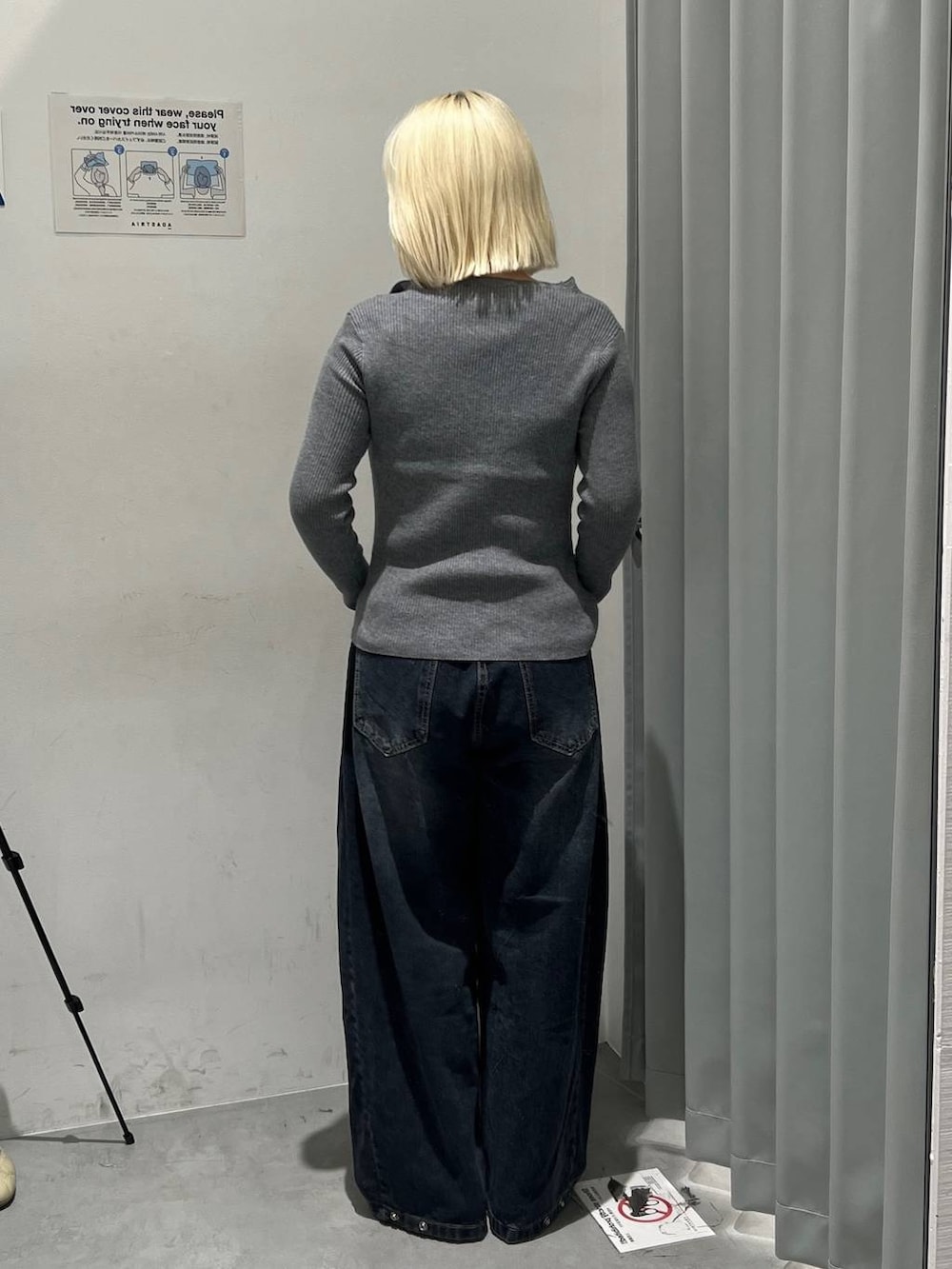 グレー系のカーディガン/ボレロ、ブラック系のデニムパンツを着用したレディースの秋コーディネートの4枚目の写真