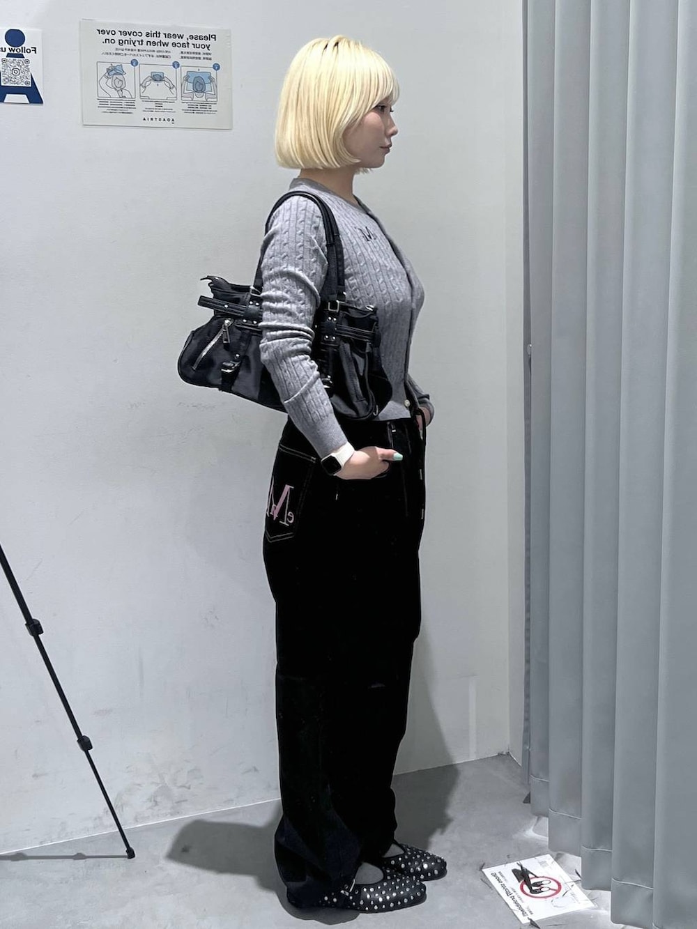 グレー系のカーディガン/ボレロ、ブラック系のデニムパンツを着用したレディースの秋コーディネートの3枚目の写真