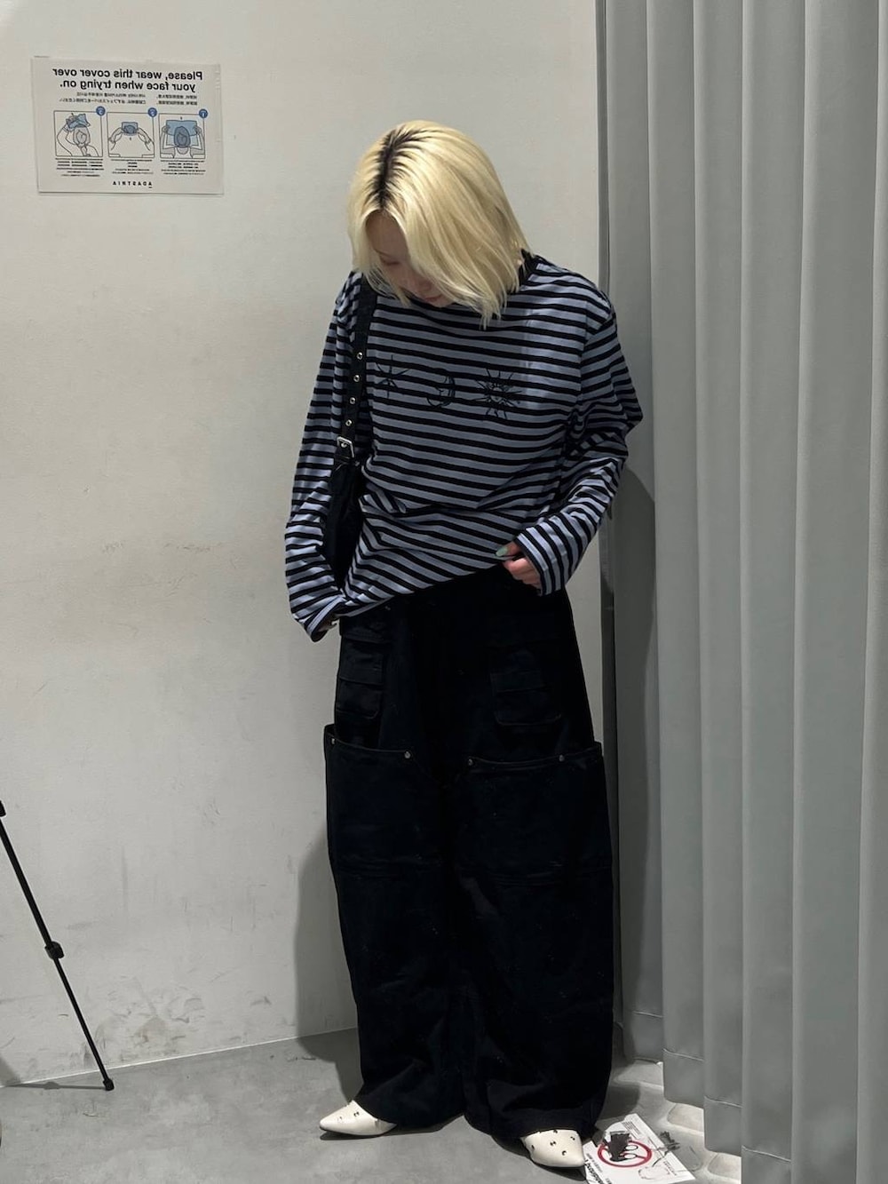 ブルー系のTシャツ/カットソー、ブラック系のカーゴパンツ、ブラック系のショルダーバッグを着用したレディースの秋コーディネートの3枚目の写真