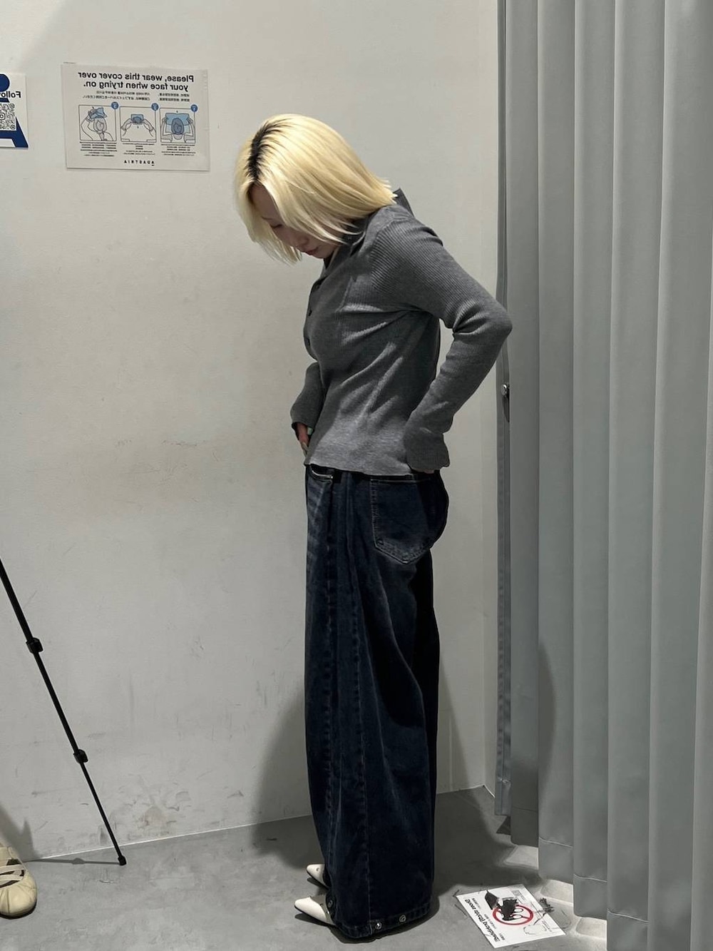 グレー系のカーディガン/ボレロ、ブラック系のデニムパンツを着用したレディースの秋コーディネートの3枚目の写真