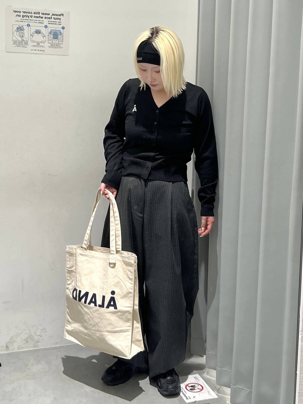 ブラック系のスラックス、その他のトートバッグ、ブラック系のヘアバンドを着用したレディースの秋コーディネートの2枚目の写真
