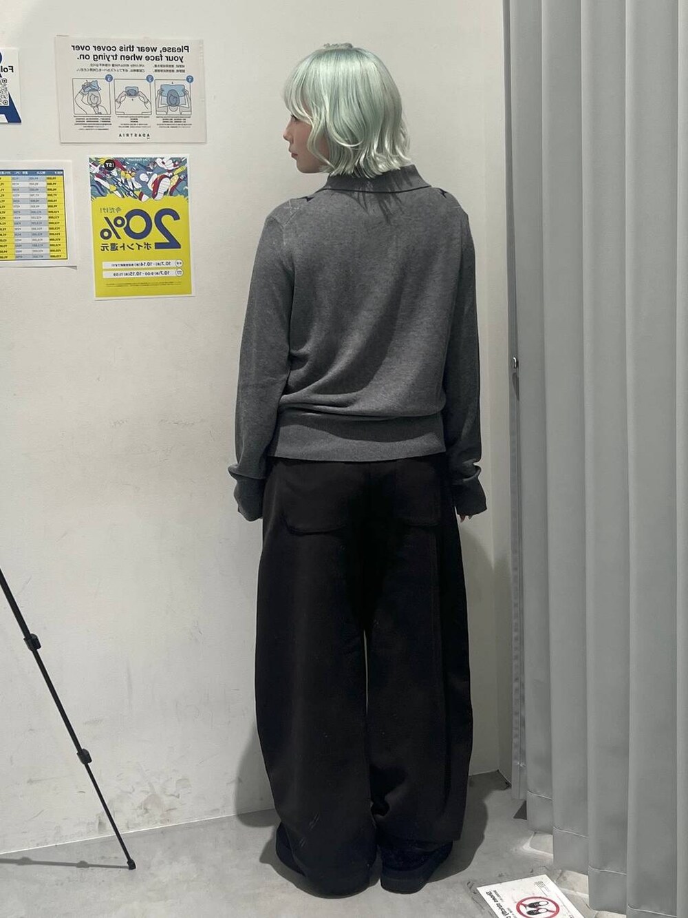 ブラック系のスウェットパンツ、グレー系のニット/セーター、ブラック系のスリッポンを着用したレディースの秋コーディネートの2枚目の写真
