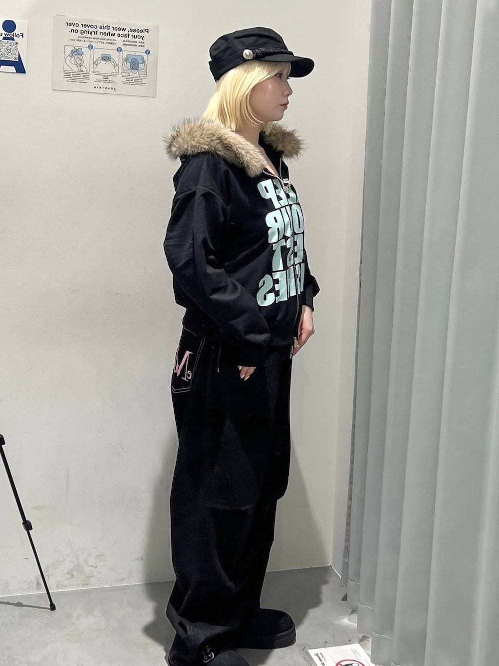 ブラック系のパーカー、ブラック系のデニムパンツ、ブラック系のスリッポンを着用したレディースの秋コーディネートの5枚目の写真