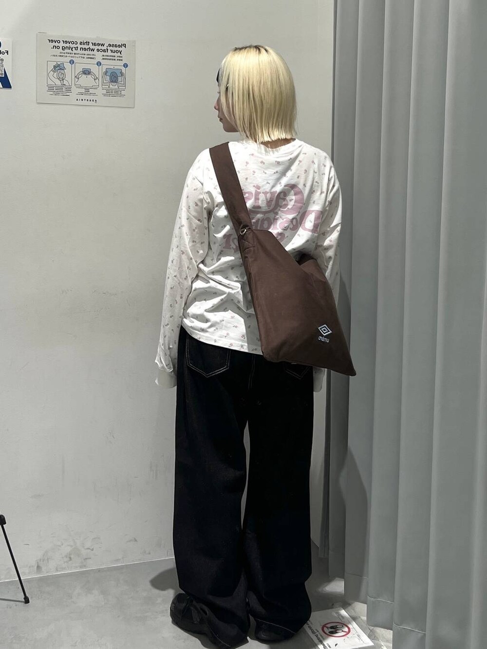ブラウン系のトートバッグ、ブラック系のカーゴパンツ、ブラック系のヘアバンドを着用したレディースの秋コーディネートの3枚目の写真
