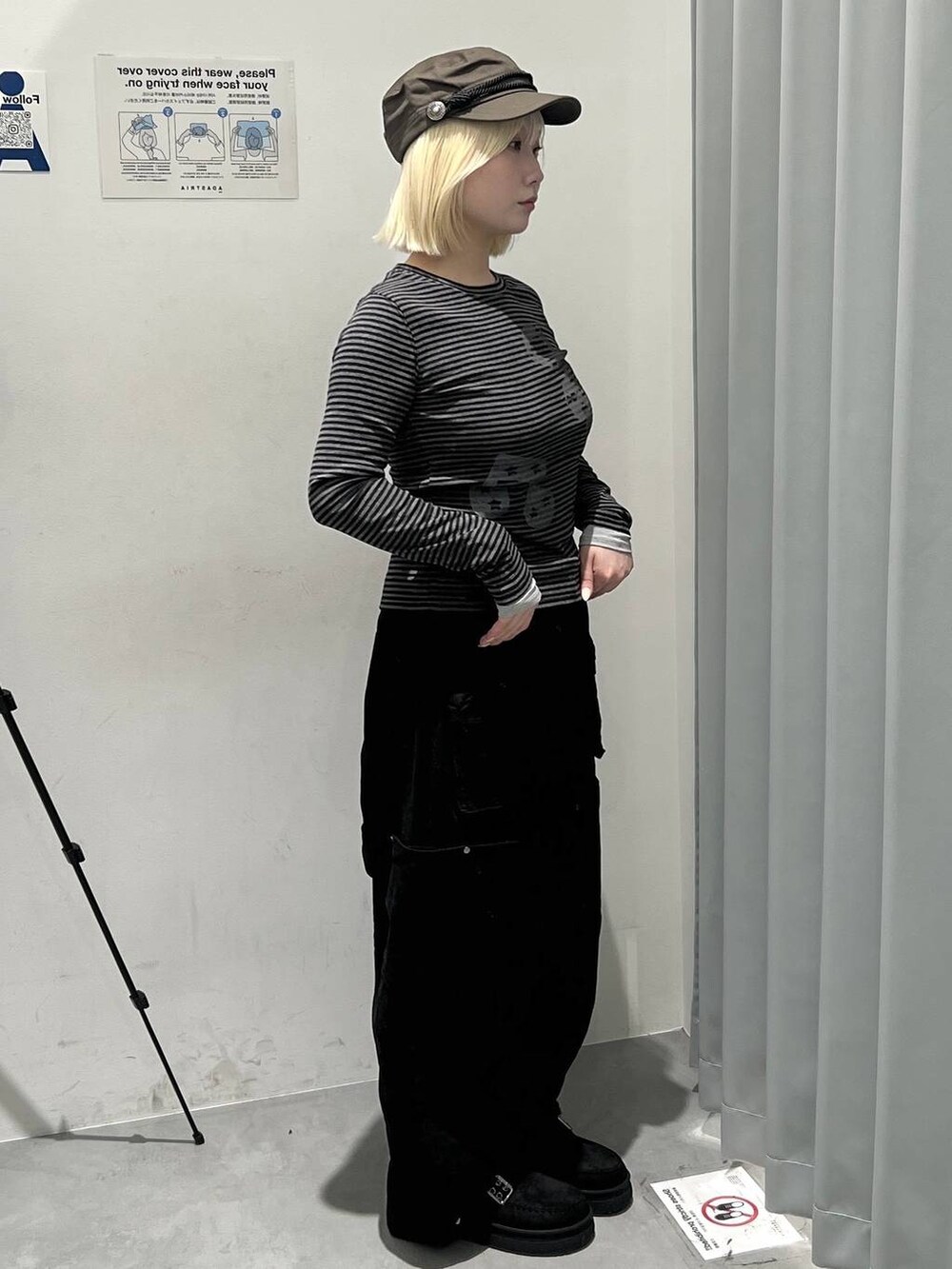 ブラック系のカーゴパンツ、ブラック系のTシャツ/カットソー、グリーン系のキャスケットを着用したレディースの秋コーディネートの5枚目の写真