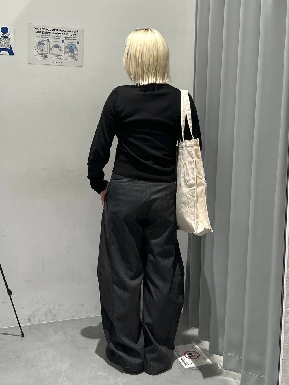 ブラック系のスラックス、その他のトートバッグ、ブラック系のヘアバンドを着用したレディースの秋コーディネートの3枚目の写真