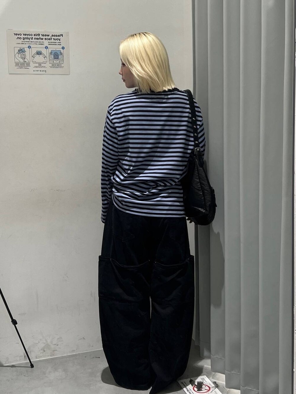 ブルー系のTシャツ/カットソー、ブラック系のカーゴパンツ、ブラック系のショルダーバッグを着用したレディースの秋コーディネートの4枚目の写真