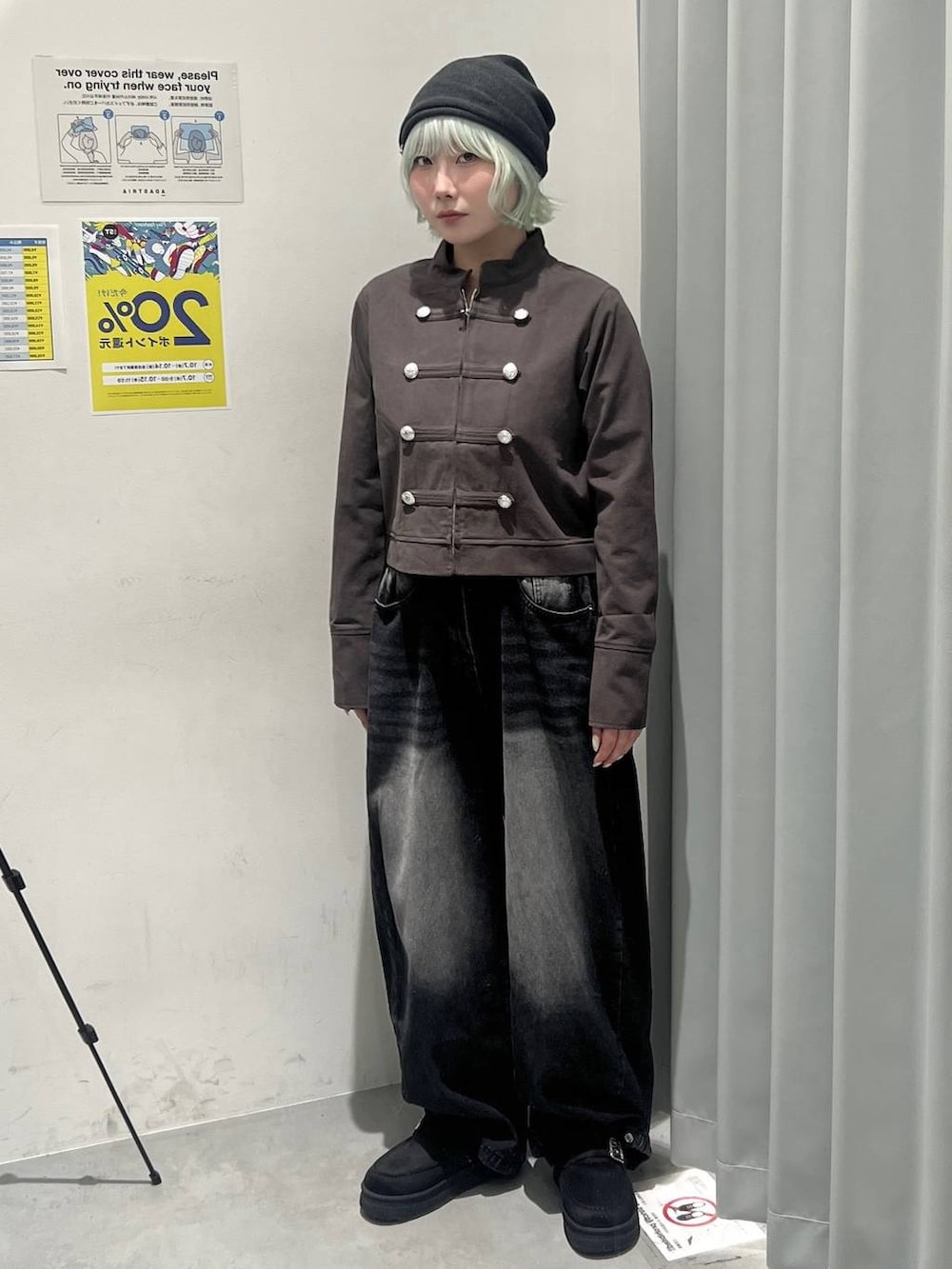 グレー系のミリタリージャケット、ブラック系のデニムパンツ、ブラック系のスリッポンを着用したレディースの秋コーディネートの4枚目の写真