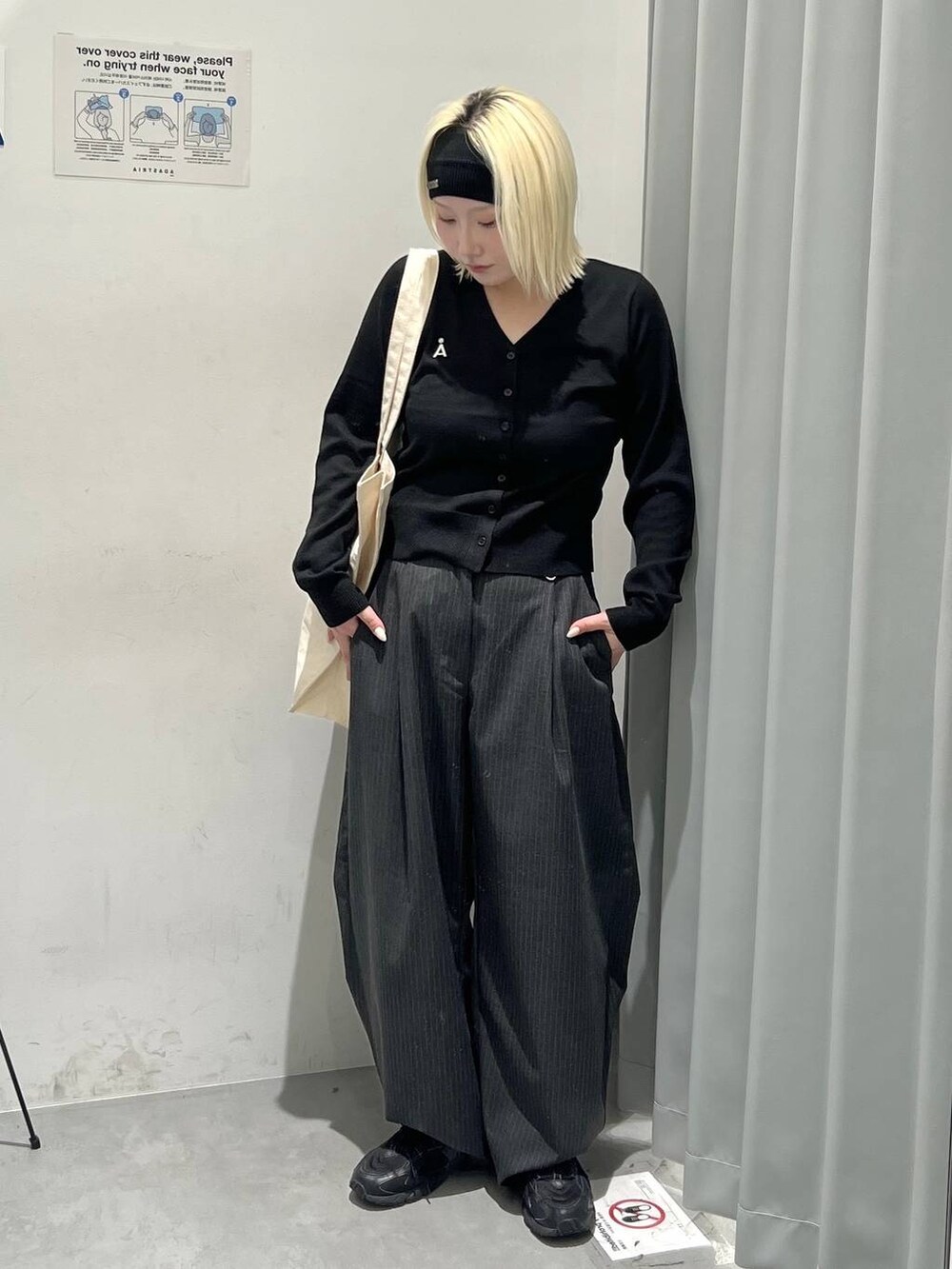 ブラック系のスラックス、その他のトートバッグ、ブラック系のヘアバンドを着用したレディースの秋コーディネートの5枚目の写真