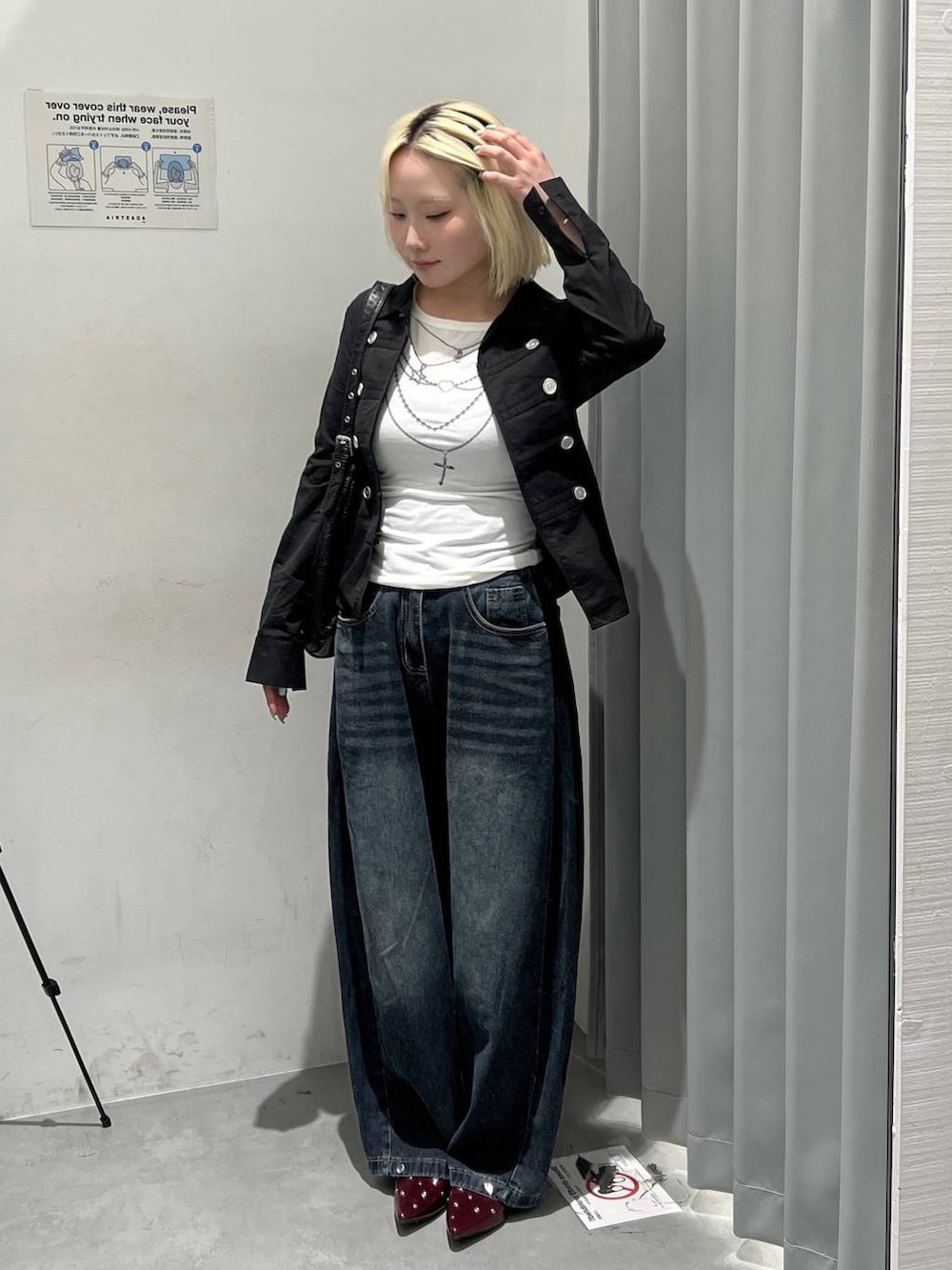 ブラック系のデニムパンツ、ホワイト系のTシャツ/カットソー、ブラック系のシャツ/ブラウスを着用したレディースの秋コーディネートの2枚目の写真